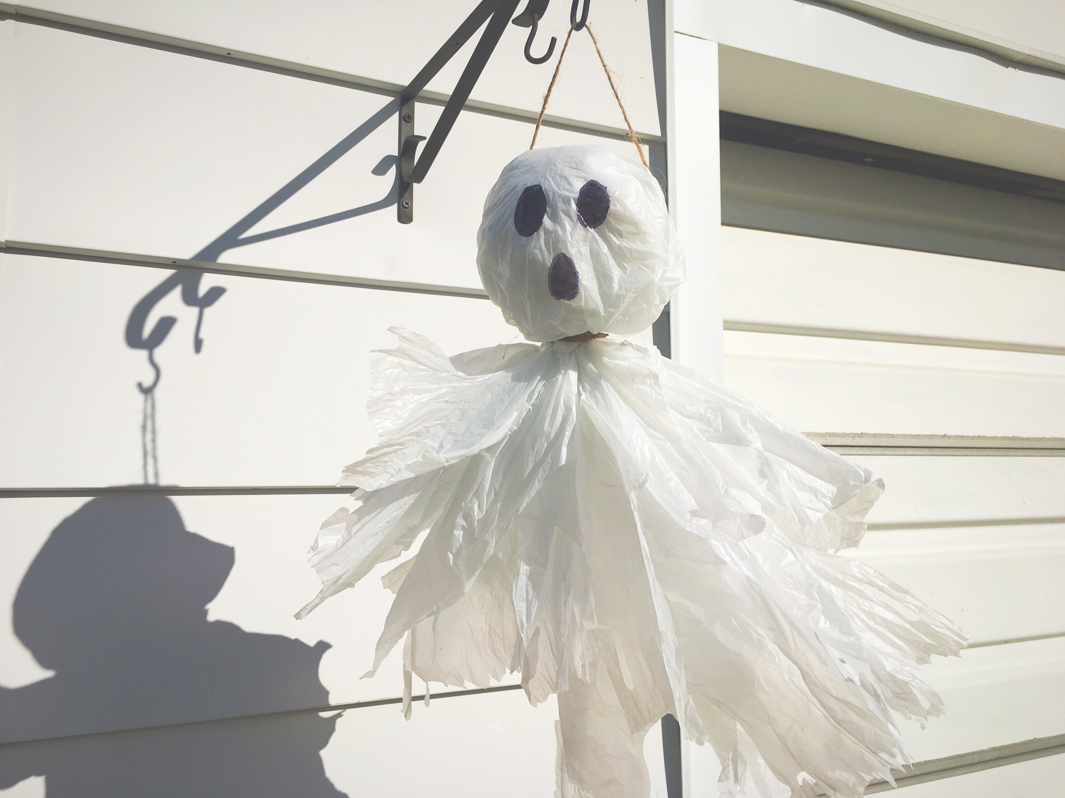 DIY: Plastic Bag Ghosts – Mommy & Matchbox Cars